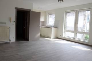 Zeer goed onderhouden appartement op 2de V (GEEN lift) bestaande uit : inkomhal, woonkamer, ingerichte open keuken, nachthal, 2...
