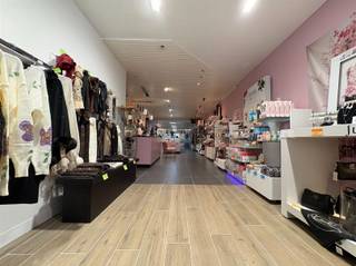 Winkelpand te huur in het centrum van Dendermonde, Ideaal gelegen aan het begin van de Oude Vest. Dit pand is door zijn rechthoekige makkelijk...