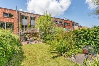 Deze instapklare energiezuinige gezinswoning heeft een leuke zonnige tuin en is ideaal gelegen in Heverlee, op wandelafstand van scholen, winkels en in de nabijheid van Heverlee-bos, Imec en UZ Gasthuisberg. EPC label A (score 45), ventilatiesysteem C en 12 zonnepanelen (3960 Wp) zorgen voor een zeer laag energieverbruik !<br /><br />Het gelijkvloers omvat een grote inkomhall, aparte wasplaats alsook een enorm grote garage (+/- 40m²) met sectionaalpoort. Tevens een zonnig aangelegd terras in bangkirai en diepe verzorgde tuin. Op het 1ste verdiep bevindt zich een hal met toilet, een ruime L-vormige leefruimte met half-open ingerichte keuken en aparte berging. Via het terras aan de leefruimte geraak je ook makkelijk via de trap in de tuin. Het 1ste verdiep omvat een nachthall met toilet, 3 slaapkamers en ingerichte badkamer met douche en ligbad.<br /><br />Voor meer info of bezoek, kan u me bereiken via vincent@immojanstas.be of op 0477 284876.<br />Bijkomende info (EPC, vastgoedinfo, bodemattest, ,,... ) kan u hieronder downloaden ↓