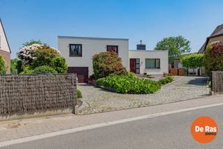 EERSTE BEZOEKDAG ZONDAG 14/06 VAN 10u TOT 14u (enkel op afspraak)<br /><br />HILLEGEM - Deze schitterende architectenwoning bieden we aan in het landelijke Hillegem, op wandelafstand van het station en centrum van Herzele en vlakbij de Provincieweg richting Aalst en Zottegem. Scholen en warenhuizen in de buurt. De woning staat op een perceel van 4750m² en heeft 250m² bewoonbare oppervlakte.<br /><br />Door zijn speciale indeling is deze woning zeker zijn tijd vooruit, het heeft een minimum aan trappen, waardoor het ook als een zeer toegankelijke woning kan worden beschouwd.<br />De indeling is als volgt, inkomhal met vestiaire, toegang naar slaapgedeelte met enkel trapjes, er zijn 3 grote slaapkamers en een badkamer met inloopdouche.<br />De andere kant van de woning hebben we dan het leefgedeelte met grote woonkamer en salon en overal zicht op de grote tuin ( veel lichtinval). Verder is er nog de keuken en eetkamer.<br />In de benedenruimte ( slechts enkele trappen) treffen we veel stockageplaats aan een een grote garage.<br /><br />Het huis beschikt over een grote, mooie tuin, met aansluitend een weide van 3500m² ( ideaal voor paarden). Op de weide is er een groot schuilhok en in de tuin is er nog een carport voor 3 wagens, of een polyvalente ruimte.<br /><br />Onlangs werd de volledige woning met crepi bekleed.<br />Het EPC is momenteel E, maar met een beperkte kost van 10 zonnepanelen komen we reeds in D ( simulatie aanwezig).<br /><br />Bent u op zoek naar een instapklare, lichtrijke en ruime OB met een mooie tuin en achterliggende weide, maak dan snel een afspraak via 053/60.65.60