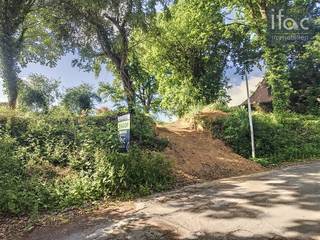 Gunstig gelegen bouwgrond met een totale oppervlakte van 11a98ca in de wijk Ten Trappe, vlakbij het centrum van Hoeilaart en verbinding met de...