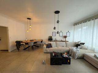 Dit appartement op de derde verdieping is toegankelijk met de lift en de trap en is volledig gerenoveerd in 2022.<br /><br />Het appartement is ingedeeld als volgt:<br /><br />Inkomhal: +/- 12 m².<br />Leefruimte: +/- 36 m².<br />Keuken: +/- 7 m² voorzien van ijskast, diepvries, kookvuur, dampkap, afwasbak en aansluiting voor de wasmachine en droogkast.<br />Slaapkamer 1: +/- 17 m² met toegang tot het terras.<br />Slaapkamer 2: +/- 9 m².<br />Badkamer: +/- 5 m² voorzien van een douche, lavabo en toilet.<br />Terras 1: +/- 9 m².<br />Terras 2: +/- 2 m².<br /><br />Ook is er een berging voorzien op verdieping -1.<br />De meters voor gas en elektriciteit zijn individueel.<br />De meter voor water is gemeenschappelijk.<br /><br />Het appartement is momenteel verhuurd aan €775,00 plus €80 maandelijkse kosten.<br /><br /><br /><br /><br /> 