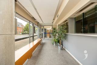<p><span>Bent u op zoek naar een polyvalent handelspand (eventueel met woonst) op een centrale locatie in Haacht centrum? Dit voormalige bankkantoor biedt verschillende mogelijkheden voor zelfstandigen, vrije beroepen,...</span></p><p><span> </span></p><p><span>Op het gelijkvloers vind je een inkomsas met aansluitend wachtruimte en een loket. Achteraan bevinden zich twee afzonderlijke bureauruimtes, twee praktische stockageruimtes en een keuken.</span></p><p><span> </span></p><p><span>De eerste verdieping omvat momenteel drie extra ruimtes die kunnen dienen als slaapkamers, burelen, stockage, kabinetten, afhankelijk van uw noden. Daarnaast is er een dubbele toiletruimte en een bijkomende berging voorzien. Via een zolderluik is er nog een ruime zolderverdieping, die je nog volledig naar eigen wens kan afwerken. Verder beschikt het pand over een droge kelder.</span></p><p><span> </span></p><p><span>Naast het gebouw is er ook nog een dubbele garagebox aanwezig. Deze toegang is geregeld via een erfdienstbaarheid.</span></p><p><span> </span></p><p><span>Kortom, dit veelzijdige handelshuis combineert commerciële zichtbaarheid met uitbreidingsmogelijkheid en potentieel voor eventueel wonen en werken op één locatie. </span><span>Dit handelspand is onderworpen aan de renovatieverplichting. </span></p><p><span> </span></p><p><span>Interesse? Contacteer ons via 016 15 31 15 of info@immolivit.be</span></p>