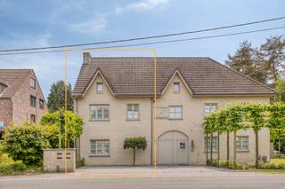 SMAAKVOLLE LANDELIJK-MODERNE HALFOPEN GEZINSWONING MET 3 SLAAPKAMERS, 2 BADKAMERS, RUIME INPANDIGE GARAGE EN TOFFE STADSTUIN TE GENK (BOKRIJK)Op de...