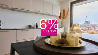 <span><b>Koop aan 6% btw (onder voorwaarden), ook interessant voor investeerders!</b><br /><br />De Bonnefant, Wonen in het midden van de stad en toch omgeven door groen. Een iconisch gebouw op een centrale en culturele locatie waar er ruimte is voor luxe, een onvergetelijke woonervaring of zorgeloos wonen in een assistentiewoning. </span><br /><br /><span>Tussen de gebouwen van De Bonnefant is een </span><strong>groene doorsteek</strong><span> gecreëerd die de Demerstraat rechtstreeks verbindt met het begijnhof. Gezellig vertoeven in één van de twee gemeenschappelijke binnentuinen of liever een barbecue met de buren? Bovendien hebben de terrassen geïntegreerde plantenbakken die zijn uitgerust met een automatisch beregeningssysteem. Een extra groene beleving is verzekerd.</span><br /><br /><span>Het bestaande RTT-gebouw is volledig gerenoveerd met het behoud van de Hasseltse authenticiteit en verder uitgebreid met energiezuinige nieuwbouw. Parkeren in het centrum is geen evidentie maar toekomstige bewoners van De Bonnefant kunnen parkeren in de ruime ondergrondse parkeerplaats. Je kan ook je fiets kwijt in de fietsenstalling. </span><br /><br /><strong>DOORZONAPPARTEMENTEN:</strong><br /><span>De doorzonappartementen trekken aan twee zijden daglicht dankzij de plafondhoge ramen. Deze ramen en de 1 of 2 terrassen brengen de beleving rondom je nieuwe thuis mee naar binnen. Dit type heeft 2 slaapkamers en 1 badkamer.</span><br /><br /><span><strong>Appartement B4 APP 05 - Verdiep 4</strong></span><br /><span>- bewoonbare oppervlakte:</span><span> 107</span><span>,57</span><span> m²</span><br /><span>- oppervlakte terras:</span><span> 23</span><span>,02</span><span> </span><span>m²</span><br /><span>- doorzon leefruimte met open keuken </span><br /><span>- ruim terras met zicht op de Bonnefantenstraat</span><br /><span>- 2 slaapkamers <br /></span>- badkamer<br /><span>- berging</span><br /><span>- apart gastentoilet</span><br /><span>- autostaanplaats in de afgesloten parkeerkelder </span><br /><br /><span>GENIET VAN </span><strong>6% btw</strong><span> (onder voorwaarden). </span><span>Vermelde prijs is exclusief ondergrondse parkeerplaats en exclusief registratie, btw en notariskosten. </span><span>Alle appartementen werden intussen volledig afgewerkt en zijn instapklaar. </span><span>Contacteer ons voor een bezoek ter plaatse.<br /><br /></span><span>Wij ontzorgen je ook voor <strong>de verkoop</strong> van je <strong>huidige woning</strong>! Voor meer uitleg helpen we je graag verder.</span>