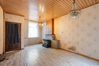 Deze stadswoning is gelegen op een boogscheut van het centrum van Aalst en het stadspark.<br /><br />Voorzien van een ruime woonkamer, leefruimte met keuken met aansluitend een badkamer (met meubel, toilet en douche). Op het verdiep bevinden er zich 1 slaapkamer en ruime overloop die perfect dienst kan doen als 2e slaapkamer. De zolder is toegankelijk met zolderluik en laat zich eenvoudig omvormen naar bijkomende slaapkamer(s) of hobbyruimte. <br /><br />De woning beschikt ook over een buitenruimte, welke nu deels is ingenomen door een buitenberging. Deze berging kan perfect worden omgetoverd tot extra terrasruimte.<br /><br />EPC Label D - Geen renovatieplicht / Gunstig KI van 282 EURO / CV op Aardgas / Dubbel glas / Voorgevelisolatie… voldoende parkeervoorziening in de straat.<br /><br />Deze woning biedt de perfecte uitvalsbasis voor elk gezin dankzij de nabijheid van het centrum, winkels, scholen, stadspark, verbindingswegen en openbaar vervoer.<br /><br />Mogelijkheid tot aankoop aan 2 % verkooprechten met extra rechtenvermindering van 1.867,00 EURO, te verbouwen aan 6 % BTW! <br /><br />Interesse? Contacteer ons voor een bezoek.