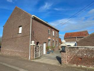Deze droomwoning is ruimte en comfort. De woning is instapklaar en beschikt over 3 slaapkamers, wat ideaal is voor een gezin. Daarnaast is er een ruime tuin met een oostelijke oriëntatie, waardoor je de hele dag van de zon kunt genieten. Tevens is er ook een terras waar je heerlijk kunt ontspannen en een garage voor het veilig opbergen van je wagen. Ook zijn er nog 2 parkeerplaatsen beschikbaar, wat handig is als je gasten over de vloer hebt. Naast de woning is er een aanbouw van maar liefst 33,70m² met een hoogte van 8,80m. Deze ruime kan perfect benut worden om de woning eventueel uit te breiden op meerdere niveaus. Kortom, deze woning heeft alles wat je nodig hebt voor een comfortabel en ruim leven in het rustige Wommersom.