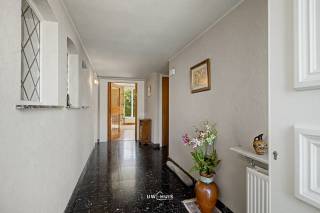 Deze charmante, op te frissen woning is gelegen in het rustige Temse en biedt een ideale mix van comfort en functionaliteit. Met een bewoonbare oppervlakte van 155 m² en een perceel van 586 m² geniet u hier van voldoende ruimte voor het hele gezin. De woning beschikt over twee ruime slaapkamers en een nette badkamer, perfect afgestemd op de dagelijkse behoeften. <br /><br />De tuin vormt een rustige oase waar u ontspannen kunt genieten van het buitenleven. Door de gunstige ligging en grootte van het perceel is er volop plaats voor groen, spel en ontspanning. Daarnaast is er een garage aanwezig, wat niet alleen extra bergruimte biedt, maar ook handig is voor het veilig stallen van uw voertuig.<br /><br />Met zijn praktische indeling en degelijke bouwjaar combineert deze woning authenticiteit met modern wooncomfort. Of u nu op zoek bent naar een ideale gezinswoning of een fijne plek om rustig te wonen, deze woonst in Temse biedt tal van mogelijkheden om er uw thuis van te maken.
