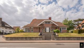 <span>Charmante villa in Duinbergen, op een steenworp van de winkels, het strand en de zee. De woning beschikt over ruime volumes en biedt tal van mogelijkheden voor wie op zoek is naar een eigendom op een toplocatie dat volledig naar eigen smaak kan worden verbouwd of ingericht. Indeling: inkomhal met gastentoilet. Aangename woon- en eetkamer met aansluitende keuken. Verder zijn er twee ruime slaapkamers, elk met een eigen badkamer, evenals een extra bureauruimte. Eerste verdieping: mogelijkheid tot het creëren van meerdere slaapkamers en badkamers. De ruime garage biedt plaats aan meerdere voertuigen en wordt aangevuld met diverse multifunctionele ruimtes. Een charmante woning met veel potentieel op een gegeerde locatie.</span>