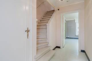 In de rustige Seizoenswijk in Kuurne bevindt zich deze stevige, op te frissen woning die wacht op haar nieuwe eigenaars.<br /><br />De praktisch ingedeelde woning beschikt over een inkomhal met gastentoilet en een lichtrijke leefruimte die zich uitstrekt van de voortuin tot de achtertuin. Aansluitend vindt u een ruime keuken die toegang biedt tot de tuin, waar het omringende groen zorgt voor de nodige rust en privacy.<br /><br />Op het gelijkvloers is er bovendien een garage, met daarboven een eerste zolder die extra praktische bergruimte biedt. Op de bovenverdieping bevinden zich drie volwaardige slaapkamers en een badkamer.<br /><br />Verder blinkt deze woning uit in functionaliteit dankzij de aanwezigheid van een kelder en een tweede, ruime zolder onder het dak van de garage. Een bijkomende troef is dat de woning voorzien is van betonnen gewelven, wat bijdraagt aan de stevigheid en duurzaamheid van het geheel.<br /><br /><br />Waarom net dit aanbod overwegen?<br /><br />✔ nabij centrum<br />✔ rustige buurt<br />✔ veel lichtinval<br />✔ betonnen gewelven<br />✔ 3 slaapkamers<br />✔ tuin met privacy<br /><br />Interesse, bel 0486 05 88 88<br />Attesten & documenten: www.nestr.be