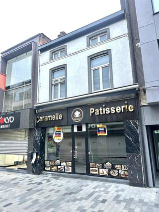 Bent u op zoek naar een commercieel pand op een toplocatie in Aalst? Deze goed gelegen handelseigendom aan de Kattestraat biedt u een uitstekende bereikbaarheid, vlakbij winkels, scholen, openbaar vervoer én met een vlotte verbinding naar de E40.<br />Kenmerken van het pand:<br />• Gelijkvloers van ca. 115 m², voorheen ingericht als handelsruimte met sanitair, berging en kitchenette.<br />• Kelder aanwezig.<br />• Eerste verdieping van ca. 60 m² en zolderverdieping van ca. 35 m² met mogelijkheden tot verdere inrichting.<br />• Verwarming via airco.<br />• Onmiddellijk beschikbaar bij akte.<br />Dit bedrijfsvastgoed biedt een ideale kans voor ondernemers, investeerders of wie op zoek is naar een multifunctionele ruimte met uitbreidingsmogelijkheden.<br />Interesse? Contacteer ons via info@immodelestre.be of bel 054 33 62 52. Meer info op www.immodelestre.be<br />