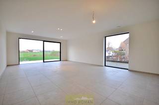 Deze <strong>nieuwbouwwoning</strong> is gelegen in de nabijheid van het centrum van Avelgem, met tal van lokale handelszaken, scholen en openbaar vervoer. Op wandelafstand van de Schelde, kortom een ideale combinatie tussen rust en comfort!<br /><br />Met een<strong> bewoonbare oppervlakte van 180m²</strong>, werd aandacht besteed aan een aangenaam ruimtegevoel gecombineerd met een volledige afwerking met kwalitatieve materialen. <strong>Indeling </strong>gaat als volgt: inkomhal, gastentoilet, berging/wasplaats, woon- en eetkamer met een goed uitgeruste keuken. De bovenverdieping bestaat uit een overloop, een badkamer,<strong> 3 slaapkamers </strong>en berging. Verder geniet deze woning van een volledig omheinde tuin met <strong>aangelegd terras</strong>.<br /><br /><strong>Kenmerken</strong>: Ventilatiesysteem C, regenwater, warmtepomp, zonnepanelen, vloerverwarming, inspraak in materiaalkeuze: sanitaire toestellen, keukenmeubilair, keuken toestellen, vloeren...<br /><br />Prijzen excl. BTW , registratie en andere kosten.<br />Interesse? Contacteer Els 0478 61 64 34 of els@immoroman.be