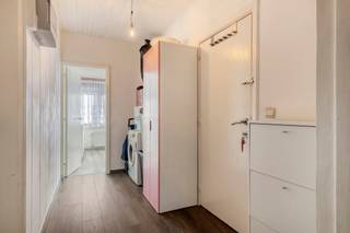 Op zoek naar een interessante investering of een gezellige woonst op een centrale ligging? Dan is dit lichtrijke appartement op de tweede...