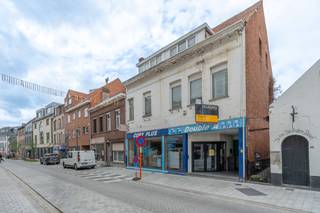 Verrassend ruime handelswoning met bovenliggend appartement.Op commerciële ligging in de vernieuwde Otterstraat te Turnhout.Omschrijving:In de recent...