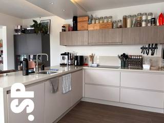 Het appartement heeft de volgende indeling: Men komt binnen in het gebouw via de gezamenlijke daktuin op de eerste verdieping. Bij binnenkomst in het appartement is er eerst een gang met vestiaire voorzien (tegels, 21m²). Verder komen we in de ruime woonkamer (tegels; 22m²) met aansluitend de geïnstalleerde keuken (tegels; 18m² - inductie kookvuur, dampkap, koelkast, enkele spoelbak, vaatwasser, diepvriezer, microgolfoven, oven en kasten met de wasmachineaansluiting in weggewerkt). Aan de woonkamer sluit het balkon aan (tegels; 4m²). Via de gang is er toegang tot de drie slaapkamers (tegels ; 12m² - 5m² - 10m²). Verder komen we in het apart toilet (tegels) en de ingerichte badkamer (tegels; 4m² - douche en enkel lavabomeubel). Verder beschikt het appartement nog over 2 kleine bergingen (tegels). <br /><br />Bij het appartement hoort een motostaanplaats en afgesloten garagebox (beton, 29m²). Voor het gebouw is een publieke parking aanwezig voorzien van laadpalen.<br /><br />Het appartement is gelegen op een boogscheut van de markt, stadspark en winkelstraat in Geel. Een ideale ligging dus voor iedereen die centraal wil wonen! <br /><br />- Het appartement werd volledig gerenoveerd in 2023 met kwalitatieve materialen. Er werd ook een waterontharder voorzien voor het gehele appartement<br />- EPC = 141 kWh/m²<br />- CV = Aardgas<br />- €127 algemene onkosten, inclusief waterverbruik en onderhoud van gebouw, etc.. <br />- Volledig geschilderd<br />- Voorzien van gordijnen en lichtarmaturen<br /><br />Voor bijkomende inlichtingen of een bezoek ter plaatse kan u steeds vrijblijvend contact opnemen met Immo SP via info@immosp.be