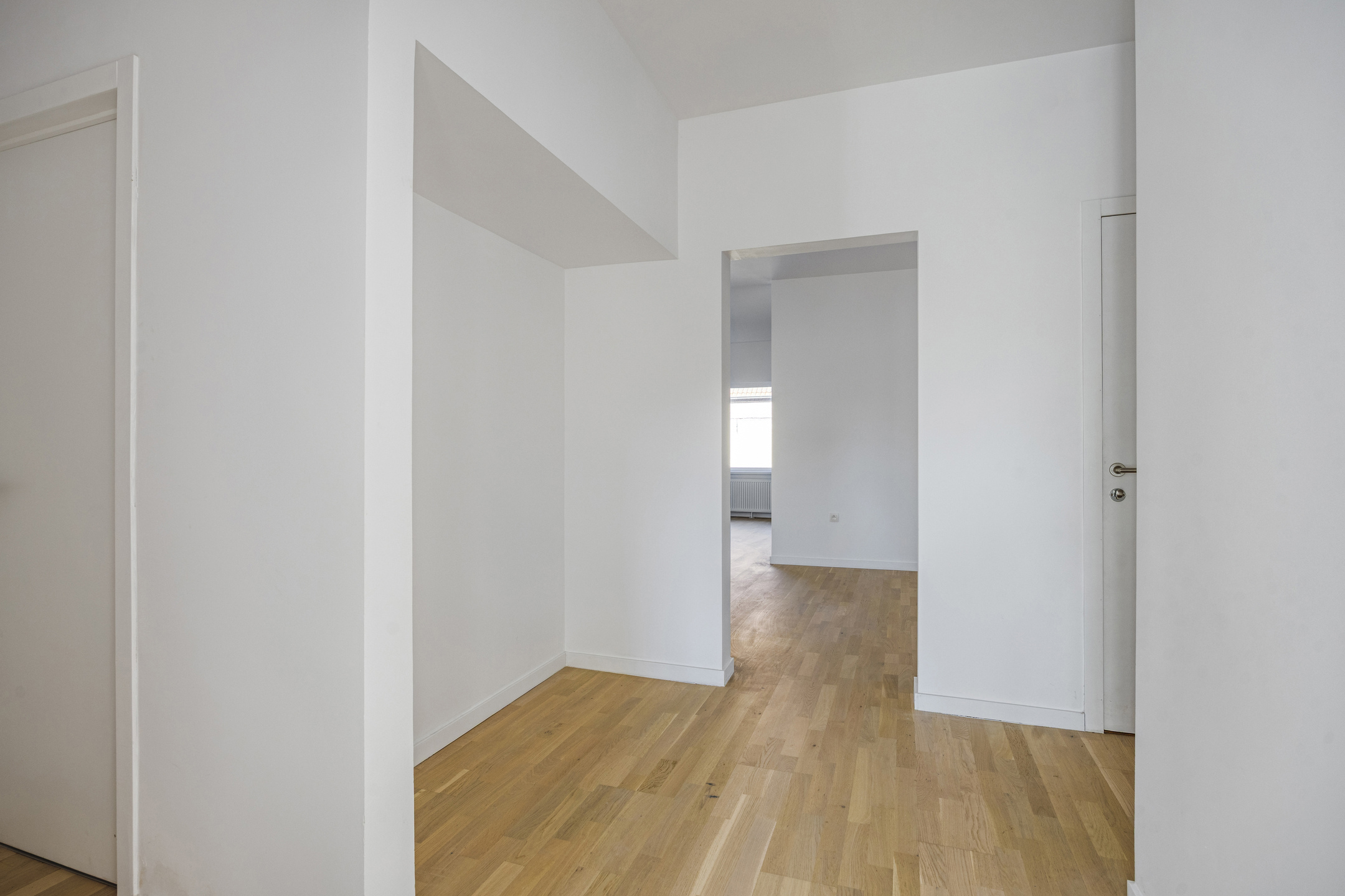 Gelijkvloerse, gerenoveerde kantoorruimte met aparte bureaus - foto 4