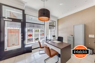 TOPLOCATIE met hoge visibiliteit: gelijkvloers kantoor in herenwoning op kruispunt De Merodelei - Gasthuisstraat (= winkelwandelstraat)...