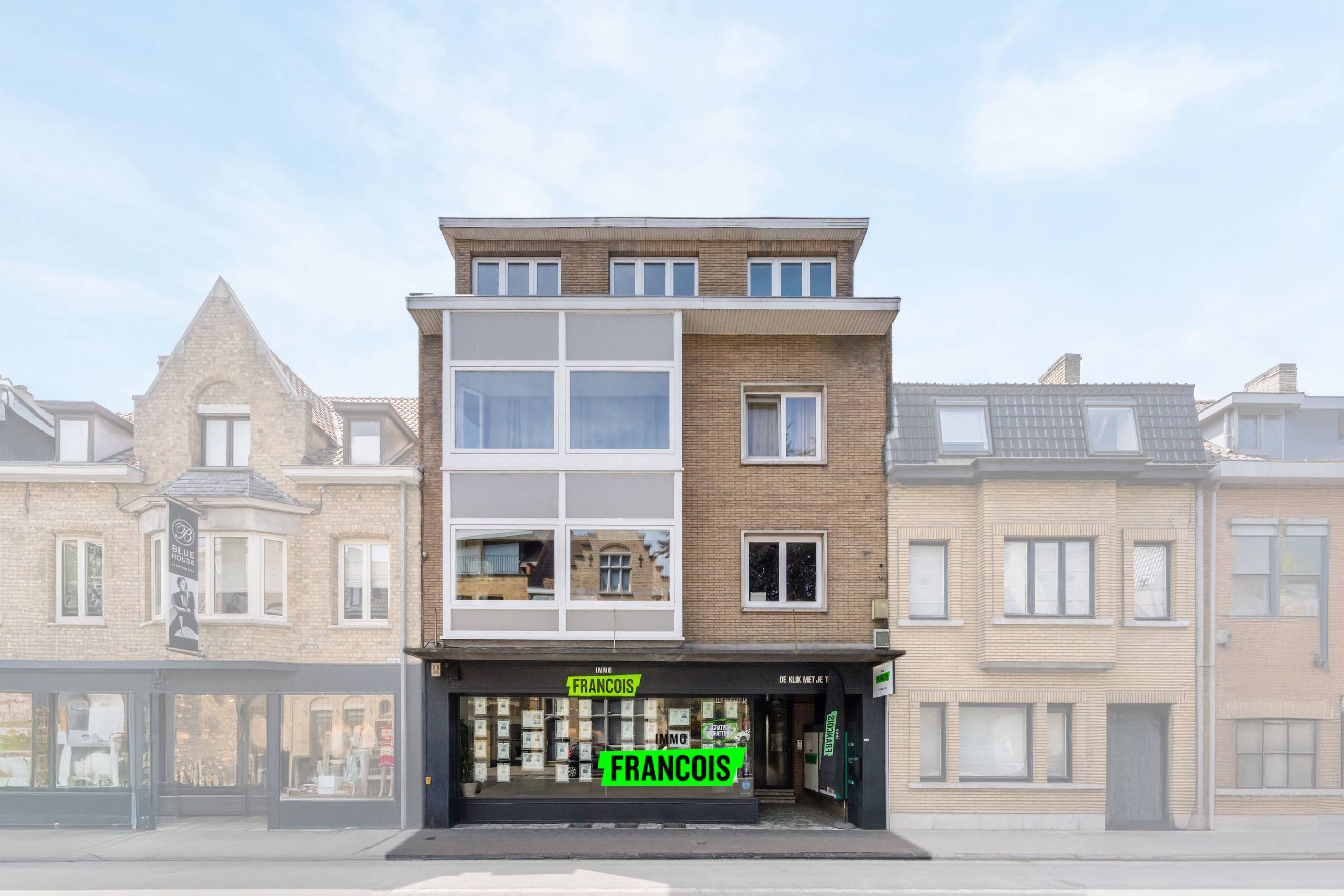 Vergunde opbrengsteigendom te koop met 4 entiteiten in het centrum van Diksmuide - foto 1