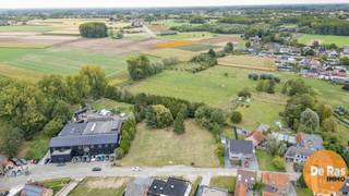 BAVEGEM - Deze bouwgrond met achterliggende weide (lot 1 en lot 7 op het verkavelingsplan) voor een halfopen bebouwing is gelegen langs...