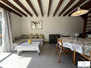 Te koop: een charmant vakantiehuisje in de residentie ’T Veld (Heidestraat 100, Westende). Dit op te frissen huisje beschikt over 2 slaapkamers...