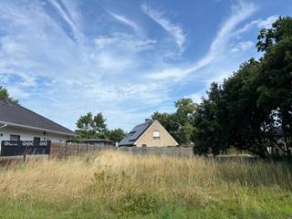 Bouwgrond voor het realiseren van een ééngezinswoning.Gelegen in een rustige omgeving in de nabijheid van de dorpskern.Voorschriften in de bijlage...