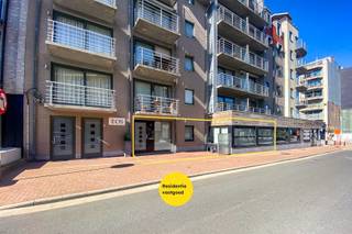 Prachtig onderhouden gelijkvloersappartement van maar liefst 175m² gelegen op 50m van het strand te Sint-Idesbald. Dit gelijkvloersappartement beschikt over een privé-inkom (rechtstreeks toegankelijk van de straat), berging / wasplaats, gasten toilet met handwasbakje, ruime leefruimte voorzien van salon, zithoek, eetplaats en bureelruimte. Verder is er nog een volledig geïnstalleerde keuken met veel bergruimte voorzien van een aanpalende eethoek, 2 slaapkamers en 2 badkamers met toilet. Genieten van de zon kan u doen op het zongerichte terras. Privé-parkeerplaats met laadpaal inbegrepen. Ook is er in de kelderverdieping mogelijkheid om een privatieve berging aan te kopen. Deze benedenwoning wordt gekenmerkt door het enorme ruimtegevoel en de kwalitatieve materialen. Aarzel niet en vraag nu uw bezoek aan voor dit prachtige eigendom. EPC: 196 UC: 2577847 (B Klasse - geen renovatieplicht) (Ref. NI25828)