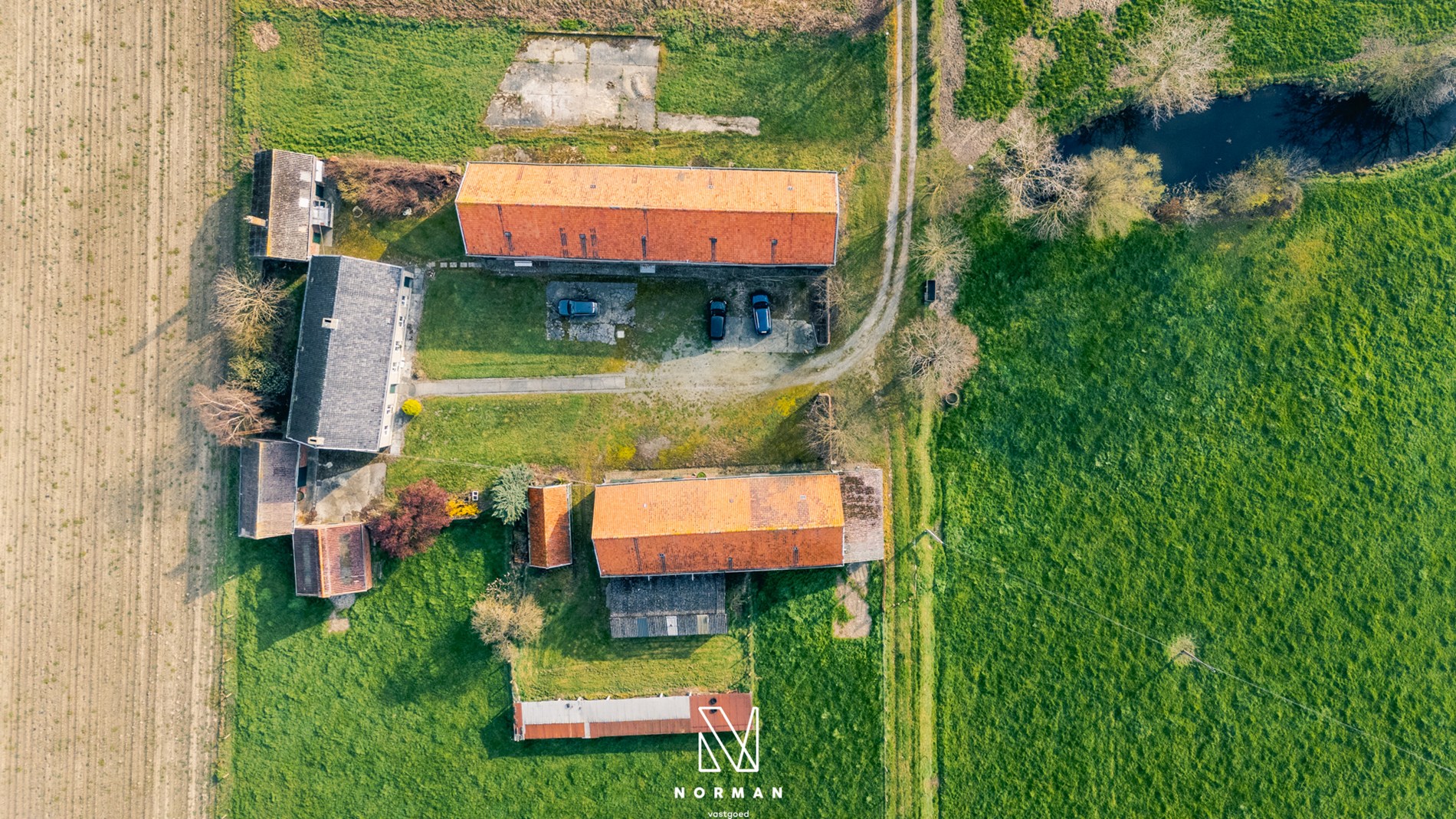 Unieke erfgoedhoeve op 33400 m² met dreef, bijgebouwen en landelijke vergezichten - foto 5