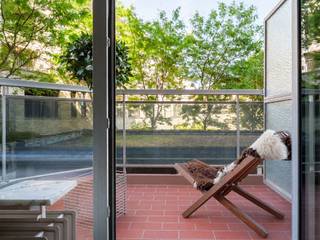 <strong>Stijlvol gerenoveerd appartement met twee slaapkamers en terrassen aan het Zuidpark</strong><br /><br />Een doordachte renovatie met oog voor detail en hoogwaardige materialen. Dit appartement overtuigt met zijn architecturale uitstraling, kwalitatieve afwerking en gunstige energiescore (EPC 118 kWh/m²/jaar – label B).<br /><br />Gelegen op de eerste verdieping van een verzorgde residentie, geniet u vooraan van een lichtrijke leefruimte die zich praktisch laat indelen in een zit- en eetgedeelte. De open keuken is functioneel ingericht en biedt rechtstreeks toegang tot het eerste overdekt terras met aansluiting voor wasmachine en droogkast.<br /><br />Via de nachthal bereikt u de eerste slaapkamer, een apart toilet en de badkamer met inloopdouche. Achteraan bevindt zich de hoofdslaapkamer met toegang tot het tweede terras, waar u in alle rust geniet van een aangenaam zicht.<br /><br />Houten vloeren, accenten in zichtbeton en verfijnde marmeren elementen geven het appartement een uitgesproken karakter en zorgen voor een tijdloze, stijlvolle uitstraling.<br /><br />De indeling is doordacht en praktisch. Dankzij de centrale ligging aan het Zuid bevinden het Zuidpark, de historische binnenstad, winkels, horeca en openbaar vervoer zich op wandelafstand.<br /><br /><strong>Kortom, een instapklaar appartement waar architectuur, comfort en een uitstekende ligging op harmonieuze wijze samenkomen</strong>.