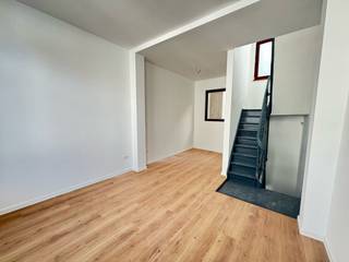 Dit pand is gelegen op een TOP locatie in hartje Mechelen! Ideaal voor investeerders of studenten.Indeling van de woning:Gelijkvloers: Leefruimte:...