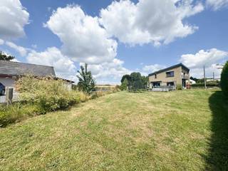 Gelegen nabij alle voorzieningen in de deelgemeente Willemeau, biedt deze ruime vrijstaande woning alle comfort en een aangename leefomgeving...
