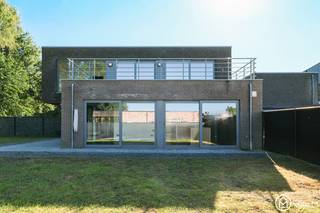 Ben je op zoek naar een ruime woning met tuin in Houthalen-Helchteren? Maak kennis met deze ruime woning aan de Herebaan-Oost 157 bus 4, gelegen op Woonerf Luca. Met een bewoonbare oppervlakte van maar liefst 174 m², drie slaapkamers, een privatieve tuin en twee ondergrondse parkeerplaatsen krijg je hier heel wat ruimte én praktisch wooncomfort.<br />
<h1><span><strong>Indeling</strong></span></h1>
<h2><strong><span>Gelijkvloers</span></strong></h2>
Via de ruime inkomhal kom je binnen in de woning, links begeeft zich de technische ruimte, rechts bevindt zich een berging en een toilet. Van hieruit bereik je de keuken en de lichtrijke leefruimte, waar voldoende plaats is voor een gezellige zithoek met gashaard, een ruime eettafel en de keuken. De leefruimte sluit mooi aan op de privatieve tuin met terras. Een deel van het terras is overkapt, zodat je ook op minder zonnige dagen aangenaam buiten kunt zitten. Verder vind je op het gelijkvloers een praktische berging en een apart gastentoilet.
<h2><strong><span>Verdieping</span></strong></h2>
Op de verdieping bevinden zich drie ruime slaapkamers. Deze slaapkamers hebben allemaal toegang tot het ruime terras. Eén van de slaapkamers beschikt bovendien over een ruime dressing. De badkamer is praktisch ingericht met een inloopdouche en twee lavabo's en een toilet
<h2><strong><span>Buitenruimte</span></strong></h2>
De privatieve tuin is een fijne aanvulling op de ruime leefomgeving binnen. Geniet hier van een rustig ontbijt, een barbecue met vrienden of gewoon van een ontspannen moment in je eigen stukje groen. Het overdekte terras maakt de buitenruimte extra praktisch.
<h2><strong><span>Kelder</span></strong></h2>
Ook aan bergruimte en parkeren werd gedacht. Je beschikt over een ruime kelderberging en twee ondergrondse parkeerplaatsen.
<h2><strong><span>Troeven</span></strong></h2>
<ul>
<li>Maar liefst 174 m² bewoonbare oppervlakte</li>
<li>3 ruime slaapkamers, waarvan één met dressing</li>
<li>Privatieve tuin met deels overdekt terras</li>
<li>Badkamer met inloopdouche en dubbele lavabo</li>
<li>Ruime kelderberging</li>
<li>2 ondergrondse parkeerplaatsen</li>
<li>Veel leefruimte voor gezinnen en thuiswerkers</li>
</ul>
<br /><br /><strong>Ligging & omgeving</strong><br />Deze woning te koop in Houthalen-Helchteren bevindt zich aan de Herebaan-Oost, op Woonerf Luca. Je woont hier op een praktische locatie met een vlotte aansluiting naar het centrum van Houthalen-Helchteren en de omliggende gemeenten. Zo combineer je een ruime woning en een eigen buitenruimte met de dagelijkse voorzieningen binnen bereik. Wie op zoek is naar een gezinswoning met tuin in Houthalen-Helchteren en daarbij belang hecht aan voldoende binnenruimte, parkeergelegenheid en extra bergruimte, vindt hier een interessante combinatie.<br /><br />Benieuwd hoe Woonerf Luca er in het echt uitziet? Contacteer Optie M via info@optie-m.be of 011 23 11 01 en plan je bezoek.<br /><br />Wil je weten wat jouw woning waard is? Contacteer ons gerust via bovenstaande gegevens voor meer informatie.