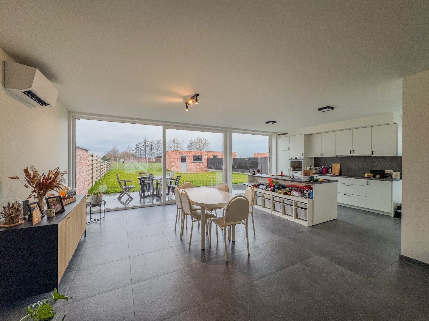 Prachtige nieuwbouwwoning met 3 slaapkamers, carport en tuin met tuinberging. - foto 4