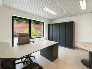 Op zoek naar een professionele, instapklare werkplek op een toplocatie in Hasselt? Dit volledig ingerichte kantoor van ca. 18 m² biedt alles wat je nodig hebt om meteen aan de slag te gaan.<br /><br />Het kantoor is volledig bemeubeld en geniet dankzij de grote raampartij van veel natuurlijk licht. Bovendien beschikt de ruimte over een rechtstreekse toegang naar buiten, wat zorgt voor een aangename en praktische werkomgeving.<br /><br />Als gebruiker kan je daarnaast gebruikmaken van het gedeelde sanitair en de gemeenschappelijke keuken. Het sanitair wordt gepoetst, zodat je steeds over een nette en verzorgde omgeving beschikt.<br /><br />Dankzij de compacte maar efficiënte inrichting is dit kantoor bijzonder geschikt voor verschillende zelfstandige activiteiten. Denk bijvoorbeeld aan een logopedist, bijlesgever, accountant, advocaat, consultant, therapeut of andere dienstverlener die op zoek is naar een professionele werkplek.<br /><br />Troeven:<br /><br />- Ca. 18 m² kantoorruimte<br />- Volledig ingericht en bemeubeld<br />- Veel natuurlijk licht<br />- Rechtstreekse toegang naar buiten<br />- Gedeelde keuken en sanitair<br />- Sanitair wordt gepoetst<br />- Instapklaar: meteen beschikbaar voor gebruik<br />- Toplocatie in Hasselt<br />- Ideaal voor diverse zelfstandige beroepen<br />- Mogelijkheid tot het huren van een parkeerplaats voor € 90/jaar<br /><br />Een ideale oplossing voor wie zonder grote investering meteen over een professionele kantoorruimte wil beschikken, op een vlot bereikbare en aantrekkelijke locatie in Hasselt.<br /><br />Interesse of graag een bezoek ter plaatse? Neem gerust contact met ons op via +32 470 85 30 84.