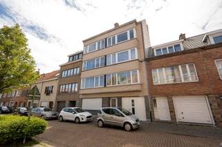 Op rustige, residentiële ligging nabij strand, shopping, openbaar vervoer en Wellington renbaan, vinden we residentie Willem I terug. In deze kleinschalige residentie bevindt zich op de eerste verdieping dit lichtrijk twee slaapkamer appartement terug. <br />Deze omvat een inkomhal, ruime woonkamer met half open ingerichte keuken, twee slaapkamers, knusse badkamer en balkon op volledige breedte van het appartement.<br /><br />Hiernaast bieden wij u deze opportuniteit aan met een privatieve kelder en garagebox in de residentie. <br />Gunstig epc, blanco keuring elektriciteit, recente hoogrendementsketel,.. kortom ideale investering! <br />Momenteel is dit appartement verhuurd, zodoende ideaal als <br /><br />Het appartement is momenteel verhuurd, perfect als opbrengsteigendom, startersappartement of uw tweede verblijf nabij strand en zee. <br /><br />Maak nu uw afspraak 059/43.43.00 of info@vastgoedvanhoye.be
