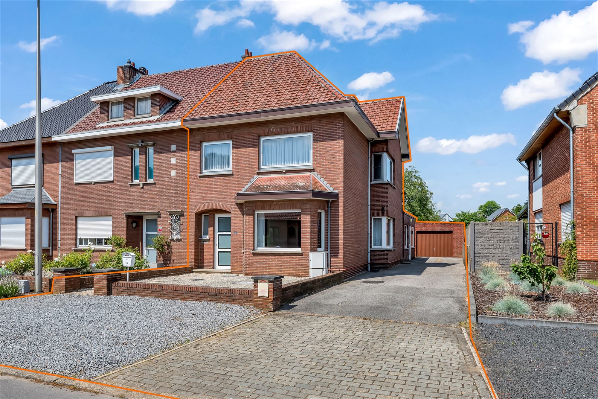 GEZELLIGE WONING MET 3 SLAAPKAMERS EN RUIME TUIN IN BERINGEN CENTRUM - foto 1