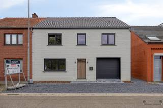 OP ZOEK NAAR EEN INSTAPKLARE, ENERGIEZUINIGE WONING VOL COMFORT EN TECHNOLOGIE? ONTDEK DEZE RUIME HALFOPEN BEBOUWING, PERFECT GELEGEN OP EEN...