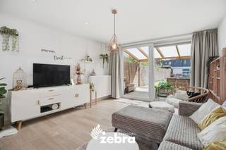 Deze volledig gerenoveerde woning bevindt zich op een rustige maar centrale locatie in Tielt, nabij winkels, scholen en openbaar vervoer.<br /><br />Bij het binnenkomen komt u in de inkomhal, die toegang biedt tot een multifunctionele kamer die bijvoorbeeld kan dienen als bureau of opslagruimte. Vervolgens betreedt u de lichtrijke leefruimte met open keuken, uitgerust met oven, kookplaat en een vaatwasser die eventueel kan worden overgenomen. Daarnaast is er een praktische berging/wasplaats en een apart toilet op het gelijkvloers.<br /><br />Op het eerste verdiep vindt u één slaapkamer en een ruime, moderne badkamer voorzien van dubbele lavabo, een inloopdouche, ligbad en toilet.<br /><br />Het tweede verdiep bevinden zich nog twee slaapkamers. <br /><br />Buiten geniet u van een gezellige buitenruimte met twee terrassen – één vooraan en één achteraan in de tuin - en een praktische tuin van ongeveer 100 m² met tuinhuis voor extra berging. De tuin beschikt bovendien over een uitweg langs achteren, wat extra gemak biedt.<br /><br />Deze woning combineert comfort, praktische indeling en een gunstige ligging. Bovendien heeft ze een EPC-score B, wat duidt op een energiezuinige woning. <br /><br /><strong>Ook wild geworden van deze thuis?<br />Twijfel niet langer en leg vandaag nog uw bezoek vast!</strong>