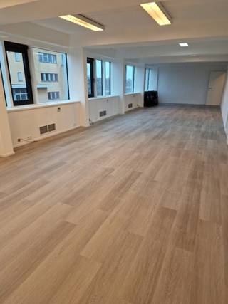 Fully renovated 378 m²/floor office building with a beautiful view over Brussels. Low charges thanks to solar panels. Located near the Gare du...