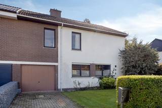 Verrassend ruime gezinswoning met 4 slaapkamers op een mooie locatie in Lichtaart.<br /><br />Bent u op zoek naar een woning met enorme potentie op een mooie locatie voor uw gezin? Dan is deze te renoveren woning in Lichtaart precies wat u zoekt.<br /><br />Gelegen in een zeer rustige en kindvriendelijke woonwijk met uitsluitend plaatselijk verkeer, genieten uw kinderen hier van een veilige speelomgeving. Met een openbaar speelpleintje op amper 100 meter afstand is dit de gedroomde plek om op te groeien.<br /><br />Indeling & Troeven:<br /><br />Lichtrijke leefruimte: Een gezellige woonkamer met direct en prachtig zicht op de achtertuin.<br /><br />Keuken: Praktisch gesitueerd aan de straatkant.<br /><br />Slaapkamers & Extra ruimte: Maar liefst 4 volwaardige slaapkamers én een extra ruimte die perfect dienst kan doen als dressing, hobbykamer of thuiswerkplek.<br /><br />Sanitair: badkamer met ligbad, toilet en dubbele lavabo.<br /><br />Comfort: Centrale verwarming op aardgas met radiatoren.<br /><br />Maak er uw droomhuis van.<br />Deze stevige woning (bouwjaar 1976) vormt de perfecte basis voor wie een woning naar eigen smaak en hedendaagse normen wil renoveren. De uitstekende ruimtes en de fantastische ligging maken elke investering hier meer dan waard.<br /><br />Grijpt u deze kans om van dit huis uw ultieme thuis te maken? Neem vandaag nog contact met ons op voor een bezoek.<br /><br />Dit pand is onderworpen aan de renovatieverplichting van de Vlaamse overheid voor residentiële gebouwen (behoudens bij sloop binnen 5 jaar na de aankoop). Consulteer voor meer informatie de website van het Vlaams Energie- en Klimaatagentschap via https://www.vlaanderen.be/een-woning-kopen/renovatieverplichting-voor-residentiele-gebouwen<br /><br />Bestuursmaatregelen in het maatregelenregister: nee