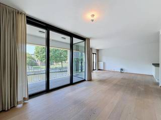 This beautiful apartment in the 'Lievehof' residence is located along the Sint Antoniuskaai and the elegant Sint Antoniushof. Living in an oasis of peace just 1 km from the center of Ghent as well as the Korenmarkt, Vrijdagmarkt and the Gravensteen.<br /><br />Apartment layout:<br /><br />Entrance hall with built-in closets - toilet - storage - living room - kitchen - terrace - bathroom - bedroom 1 with built-in wardrobes - bedroom 2 with built-in wardrobes and 2 extra folding beds - basement storage - bicycle storage.<br /><br />A garage box can be rented for €125.00 per month.<br /><br />The common costs in the form of a commission are €75.00 per month and are used to maintain the common parts.<br /><br />Available immediately! 