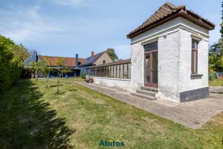 Dans le secteur unique des Assels, à proximité immédiate des Blaarmeersen, se trouve cette ferme de caractère implantée sur un domaine exceptionnel de pas moins de <strong>6 546 m²</strong>. Cette propriété historique, dont les origines remontent au début du XIXe siècle, combine espace, intimité et caractère avec un accès étonnamment facile à Gand et au R4.<br /><br />La ferme offre une disposition particulièrement spacieuse et polyvalente. Au rez-de-chaussée, la partie résidentielle comprend notamment un séjour, une cuisine privative, une salle de bains et un dressing. Plusieurs espaces pratiques viennent compléter l'ensemble, dont des garages, une magnifique serre et un espace de rangement.<br /><br />À l'étage se trouvent <strong>5 chambres</strong>, une deuxième salle de bains ainsi qu'un vaste espace supplémentaire actuellement utilisé comme espace de stockage et offrant, selon l'affectation souhaitée et sous réserve des autorisations nécessaires, de nombreuses possibilités complémentaires.<br /><br />Une partie distincte du rez-de-chaussée est actuellement aménagée en <strong>restaurant</strong>, avec 2 salles de restaurant, une cuisine, une entrée et des sanitaires. Cette infrastructure existante confère une dimension supplémentaire à la propriété. Elle offre des possibilités intéressantes à ceux qui souhaitent combiner habitation et activité professionnelle, tout en permettant également d'envisager une autre affectation future, sous réserve bien entendu des prescriptions en vigueur et des éventuelles autorisations requises.<br /><br /><strong>Le domaine lui-même constitue l'un des atouts majeurs de cette propriété.</strong> La ferme est entourée d'un vaste environnement verdoyant comprenant un parc, une partie boisée et différents espaces extérieurs qui procurent une remarquable sensation d'espace et d'intimité.<br /><br />Le vaste parking pouvant accueillir environ <strong>50 véhicules</strong> constitue également un atout supplémentaire intéressant. La possibilité d'y installer une infrastructure de recharge pour véhicules électriques a déjà été examinée avec un fournisseur spécialisé. Outre sa fonction pratique de stationnement, cet espace offre ainsi également un potentiel de valorisation économique.<br /><br />La combinaison de l'habitation, de l'espace, de l'environnement verdoyant et des infrastructures existantes permet d'envisager de nombreux scénarios futurs : une spacieuse maison familiale, l'exercice d'une profession libérale ou d'une activité indépendante à domicile, la combinaison d'une habitation et d'une activité professionnelle, ou encore le maintien de l'activité horeca existante. Le tout, bien entendu, sous réserve des prescriptions urbanistiques en vigueur et des éventuelles autorisations requises.<br /><br /><strong>Laissez-nous vous accompagner dans la découverte de cette propriété hors du commun. Contactez Jan pour plus d'informations ou pour organiser une visite :</strong><br />📞 Jan : 0475 58 00 38<br />📧 jan@abitos.be