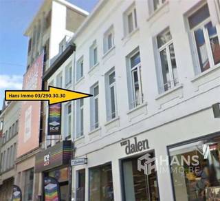 <p><span>Gezellig duplex-appartement van 90 m² met 1 slaapkamer gelegen op de eerste verdieping. </span></p><p><span> </span></p><p><span>Indeling:</span></p><p><span>Dit appartement bestaat uit een woonkamer van 30 m² op parket.. </span></p><p><span>Volledige geïnstalleerde open keuken van 18 m² op parket met Amerikaanse ijskast, oven, grill, gasvuur, dampkap en vaatwasser. </span></p><p><span>Badkamer van 9 m² op stenen vloer met grote regendouche en lavabo. </span></p><p><span>Apart toilet. </span></p><p><span>Berging van 5 m² met aansluiting voor wasmachine/droogkast. </span></p><p><span>Slaapkamer van 16 m² op parket met ingebouwde kasten. </span></p><p><span> </span></p><p><span>Extra: </span></p><p><span>Dubbele beglazing (hout). </span></p><p><span>Onmiddellijk vrij. </span></p><p><span>Algemene kosten 50 euro: minuterie</span></p><p><span>Voor heel ons aanbod ga naar www.hansimmo.be.</span></p>