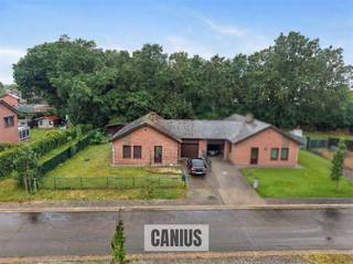 <p><span>HALFOPEN GELIJKVLOERSE WONING MET DRIE SLAAPKAMERS </span></p><p><span>Deze praktische halfopen bungalow bevindt zich in een doodlopende straat in een aangename residentiële woonwijk en biedt het voordeel van volledig gelijkvloers wonen.</span></p><p><span>Met een bewoonbare oppervlakte van 138 m² beschikt deze woning over een praktische indeling en tal van mogelijkheden voor wie op zoek is naar een comfortabele gezinswoning.</span></p><p><span>Bij het betreden van de woning komt u terecht in een lichtrijke leefruimte met aansluitend de keuken. Verder zijn er 3 volwaardige slaapkamers, een badkamer en een aparte wasplaats, wat zorgt voor extra gebruiksgemak in het dagelijkse leven.</span></p><p><span>Buiten geniet u van een ruime, zuidwestgerichte tuin waar u optimaal profiteert van de namiddag- en avondzon. Het overdekte terras vormt een aangename plek om het hele jaar door buiten te ontspannen. Daarnaast beschikt de woning over een tuinhuis, extra buitenruimte én een ruime garage met automatische poort.</span></p><p><span>Een bijkomende troef is de aanwezige zolder, ideaal als extra bergruimte.</span></p><p><span>De woning werd gebouwd in 1983 en biedt de mogelijkheid om naar eigen smaak verder te moderniseren. Dankzij het EPC-label D is er geen renovatieplicht van toepassing, waardoor u gefaseerd kunt vernieuwen volgens eigen wensen en budget. Bovendien zorgen de aanwezige zonnepanelen reeds voor een extra meerwaarde op vlak van energieverbruik.</span></p><p><span>De ligging is bijzonder interessant: in een rustige woonomgeving en toch op slechts enkele minuten van het centrum van Genk, met een vlotte verbinding naar winkels, scholen, openbaar vervoer en belangrijke invalswegen.</span></p><p><span> </span></p><p><span>Troeven op een rij</span></p><ul><li><span>Halfopen bebouwing bungalow (alles op het gelijkvloers)</span></li><li><span>3 volwaardige slaapkamers</span></li><li><span>Rustige ligging in doodlopende straat</span></li><li><span>Zonnepanelen aanwezig</span></li><li><span>EPC D geen renovatieplicht</span></li><li><span>Slechts enkele minuten van centrum Genk</span></li></ul><p><span> </span></p><p><span>Interesse in deze rustig gelegen bungalow met veel potentieel in Genk? Contacteer ons voor meer informatie of een bezoek ter plaatse via </span><span>011 36 24 24 of </span><span><span>info@canius.be</span></span><span>.</span></p><p><span> </span></p><p><span>*Deze gegevens zijn louter ter informatieve titel. De vermelde oppervlaktes zijn slechts indicatie. Canius Real Estate kan niet verantwoordelijk gesteld worden voor de juistheid van de aan haar verstrekte gegevens.</span><span> </span></p>