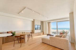 Cet appartement exclusif est situé dans une résidence soignée dont la façade, les châssis et le hall d’entrée ont récemment été entièrement rénovés. Les finitions haut de gamme, la distribution intelligente des espaces et les nombreux meubles sur mesure élégants offrent un confort de vie exceptionnel.<br /><br />Disposition : hall d’entrée spacieux avec toilettes invités et un mur complet de placards sur mesure élégants. Le séjour lumineux bénéficie d’une vue mer frontale imprenable et dispose d’une cuisine ouverte entièrement équipée, offrant tout le confort moderne, dont un robinet Quooker pratique. La salle à manger attenante et le salon cosy forment un ensemble harmonieux, complété par de nombreux rangements intégrés sur mesure. Un espace de rangement/buanderie pratique est également présent.<br /><br />La spacieuse chambre principale dispose de placards sur mesure et d’une salle de douche attenante avec douche à l’italienne, deuxième WC et finitions de qualité. La deuxième chambre est aménagée avec un lit superposé intégré ainsi qu’un meuble sur mesure élégant comprenant un lavabo.<br /><br />Possibilité d’acquérir une place de parking facilement accessible dans la résidence.<br /><br />Cet appartement offre une parfaite harmonie entre espace, lumière, confort et élégance intemporelle, dans un emplacement absolument privilégié en bord de mer.