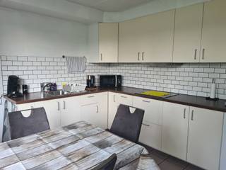 Centraal en rustig gelegen appartement op de 1ste verdieping met 1 slaapkamer<br /><br />INDELING:<br />- inkomhal met vestiairehoek<br />- woonkamer met recente open keuken voorzien van keramische kookplaat en dampkap (ca 23m²)<br />- berging met aansluiting voor wasmachine en boiler voor sanitair warmwater<br />- badkamer voorzien van lavabo, wc en ligbad met douchemogelijkheid<br />- slaapkamer (ca 11m²)<br /><br />DIVERSEN:<br />- gemeenschappelijke berging voor vuilbak en fiets<br />- gemeenschappelijke kosten: 30€/mnd (onderhoud en elektriciteit gemeenschappelijke delen)<br />- appartement is volledig betegeld en kamers zijn voorzien van verlichting<br />- rustige straat in het centrum<br />- vrij per 1 november 2026<br />- voor meer info of een bezoek: info@devavastgoed.be