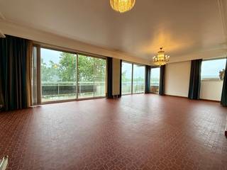 Dit ruim hoekappartement bevindt zich op de 4e verdieping, gelegen op wandelafstand van centrum Brugge. Indeling als volgt: ruime inkomhal...