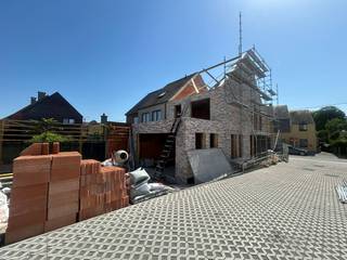 <p>Op wandelafstand van het centrum van Liedekerke bevindt zich deze hedendaagse nieuwbouwwoning. De woning combineert een klasse uitstraling met gebruik van de nieuwste technieken (warmtepomp - ventilatie D). Een vlotte bereikbaarheid naar de E40 richting Brussel en Gent alsook verschillende faciliteiten op wandelafstand én dit alles in een rustige straat met weinig verkeer.</p><p>De woning geniet op het gelijkvloers van een ruime lichtrijke woonkamer met open - volledig geïnstalleerde keuken (met eiland), een inpandige garage, gastentoilet, een berging en de inkomhal.</p><p>De eerst verdieping telt 3 slaapkamers waarvan één masterbedroom met dressing, een badkamer met inloopdouche en toilet en de toegang naar de zolder.</p><p>De zolder, met zijn totale opp. van 60m², biedt de mogelijkheid deze nog in te richten als 4e slaapkamer, polyvalente ruimte of een eventuele bureauruimte.</p><p>Extra pluspunten zijn alvast: Ventilatie type D - Warmtepomp lucht-lucht - Buitenschrijnwerk in aluminium met dubbele beglazing - Vloerverwarming - Gezellige tuin met terras - Zuidoost gerichte tuin - Rustige straat - School nabij.</p><p>*Vraagprijs is exclusief registratie en BTW</p>