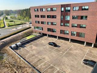 <span>Bovenste verdieping van kantoorgebouw te koop of te huur! </span><br /><br /><span>Het pand, gebouwd in 2014, is gelegen op een A-locatie in het handelscentrum van Genk. </span><br /><span>Het gebouw is gelegen in de Xentro dienstenzone en wordt omringd door allerhande dienstverleners. </span><br /><span>In het gebouw betreft het de bovenste verdieping, die nog volledig in te richten is volgens eigen voorkeur. </span><br /><br /><span>We vinden het gebouw aan de Jaarbeurslaan, gelegen tegenover de Limburghallen. De Jaarbeurslaan is een straat met een hoge circulatie en perfecte bereikbaarheid. Niet onbelangrijk is dat de dienstenzone gelegen is in een filevrij en uiterst bereikbaar gebied. Het kantoorgebouw beschikt over een eigen private parkeerplaats achter het gebouw, waarvan 27 standplaatsen horen bij dit kantoor. Aan de voorzijde is er een toegang voor het publiek, aangepast voor mindervaliden, zodat zij het kantoor kunnen bereiken via de lift of de trap. Deze hoofdingang wordt 's avonds automatisch afgesloten en kan op afstand bediend worden. Ook aan de parkeerplaatsen is een gemeenschappelijke ingang met trap en lift. Bij het kantoor horen eveneens 4 bergplaatsen. </span><br /><br /><span>Het kantoor zelf beschikt over 772 m2 oppervlakte waarin de voorzieningen voor toiletten en een keuken reeds getroffen werden. Het kantoor is voorzien van zeer veel glaspartijen zodat er een optimale lichtinval is. Gezien de overgrote meerderheid van deze dienstenzone reeds ingevuld is, is dit een unieke kans om op een toplocatie een bedrijf te vestigen. </span>