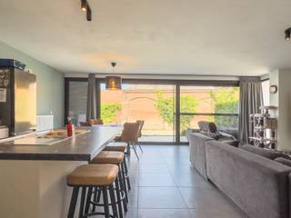 Maak snel uw afspraak via Anne De Block- OC Vastgoed: 0471 38 00 36 of anne@ocvastgoed.beDit modern, instapklaar appartement (77m²) met één...