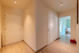 <h3>Instapklaar 2-slaapkamerappartement met ruim terras in Oostmalle</h3>
<p>Op zoek naar een instapklaar appartement op een rustige locatie? Dit verzorgde appartement in Oostmalle biedt een lichtrijke leefruimte met open keuken, twee ruime slaapkamers, een mooie badkamer en een praktische berging.</p>
<p>Geniet van het ruime terras met een prachtig uitzicht op het groen. Het gebouw is bovendien voorzien van een lift.</p>
<p>Extra troef: In de vraagprijs zijn een ondergrondse staanplaats én een zeer ruime privatieve berging inbegrepen.</p>
<p>Interesse? Contacteer Flor Vastgoed voor meer informatie of een bezoek.</p>